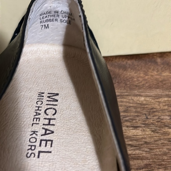 MICHAEL KORS GILLIAN BLACK SIZE 7 LEATHER FLAT NWB - Picture 6 of 10
